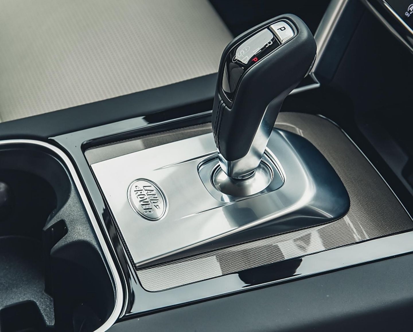 Der einstige Drehknopf hat im neuen Land Rover Discovery Sport wieder einem Schaltknauf weichen müssen