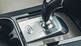 Der einstige Drehknopf hat im neuen Land Rover Discovery Sport wieder einem Schaltknauf weichen müssen