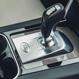 Der einstige Drehknopf hat im neuen Land Rover Discovery Sport wieder einem Schaltknauf weichen müssen