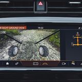 Zahlreiche Kameras helfen beim Land Rover Discovery Sport in der Spur zu bleiben