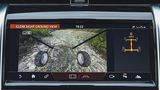 Zahlreiche Kameras helfen beim Land Rover Discovery Sport in der Spur zu bleiben