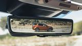 Auf Wunsch zeigt der Rückspiegel im Land Rover Discovery Sport auch per Kamera den Blick nach hinten