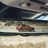 Auf Wunsch zeigt der Rückspiegel im Land Rover Discovery Sport auch per Kamera den Blick nach hinten
