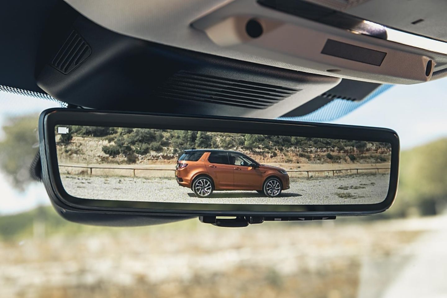 Auf Wunsch zeigt der Rückspiegel im Land Rover Discovery Sport auch per Kamera den Blick nach hinten