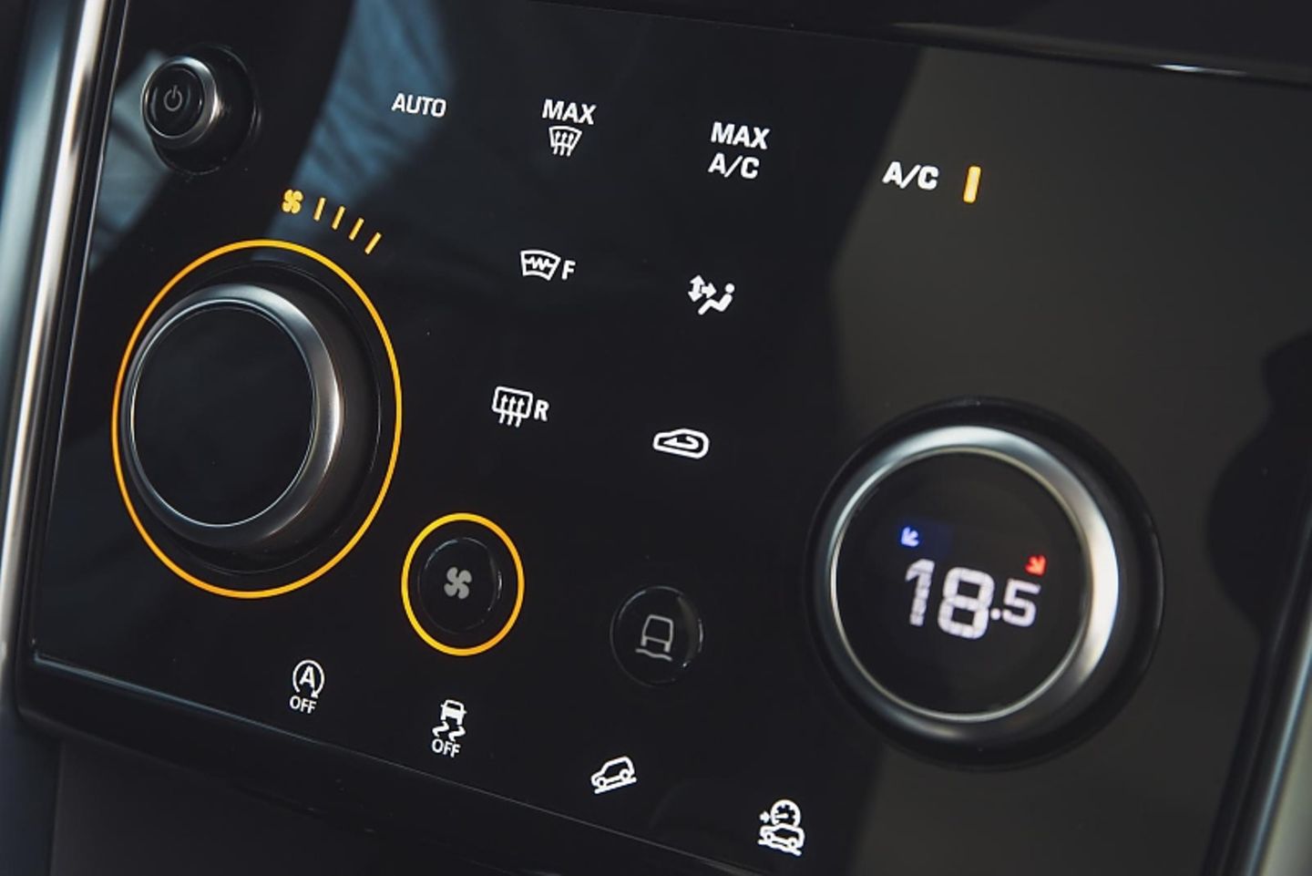 Nur auf den ersten Blick verwirrend: Das Cockpit des Land Rover Discovery Sport