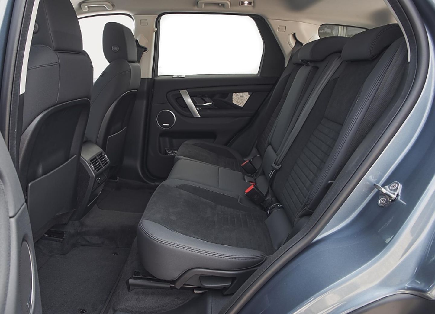 Auch hinten ist reichlich Platz im Der neue Land Rover Discovery Sport