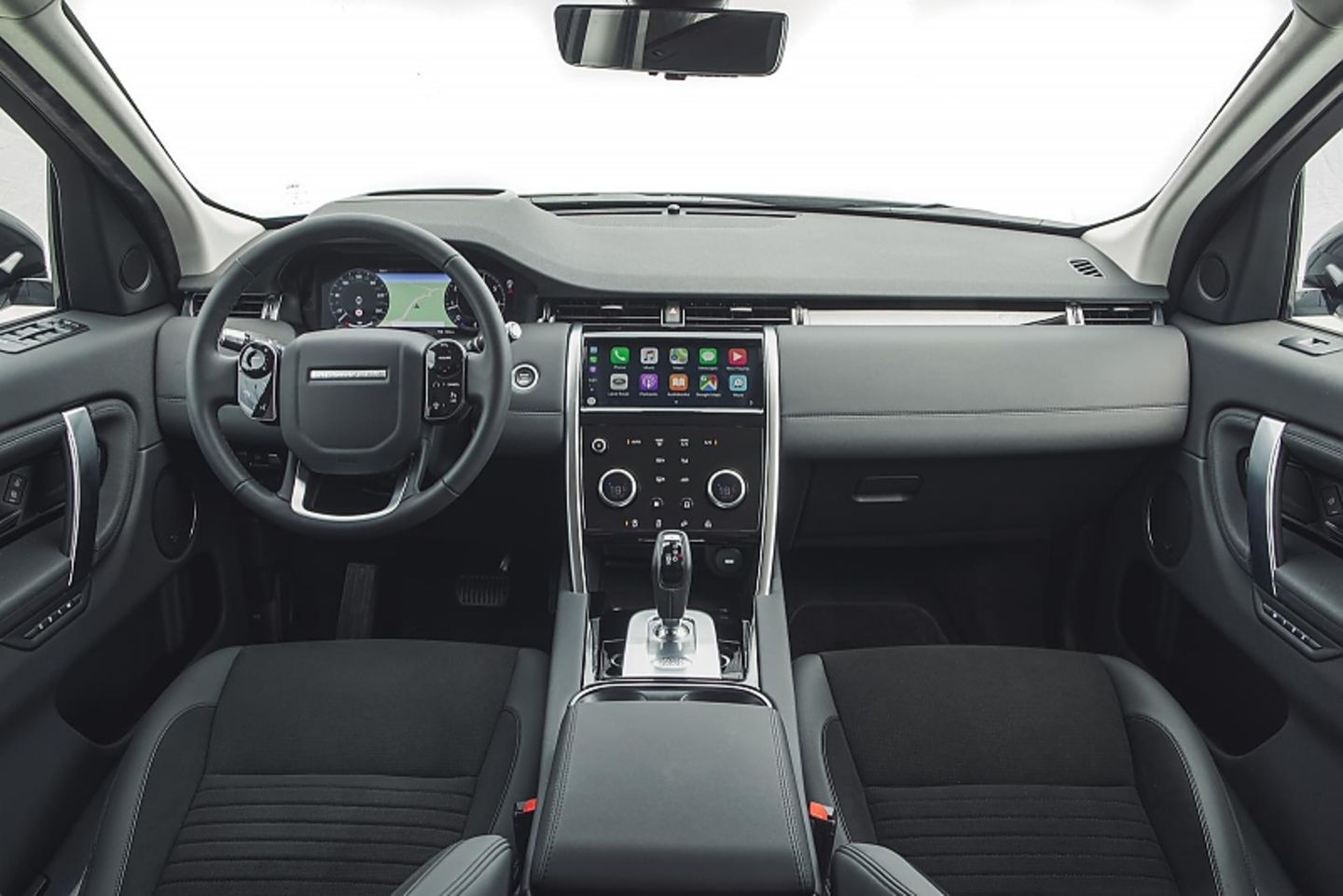 Klare Linie: Das Cockpit des neuen Land Rover Discovery Sport
