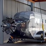 Bremen, Deutschland. Ende einer Ära: Die Junker Ju 52, liebevoll "Tante Ju" genannt, hat ihre (voerst) letzte Reise hinter sich, wenn auch auf Tiefladern. Das Lufthansa-Traditionsflugzeug aus dem Jahr 1936 wird in der Hansestadt eingelagert, aus Sicherheitsgründen darf sie seit 2018 nicht mehr starten. Die Airline kaufte den Flieger 1984 und ließ ihn mit großem Aufwand restaurieren. Eine weitere Instandsetzung ist dem Konzern offenbar zu teuer. Die Maschine mit der Kennung D-AQUI soll in Zukunft möglicherweise ausgestellt werden.