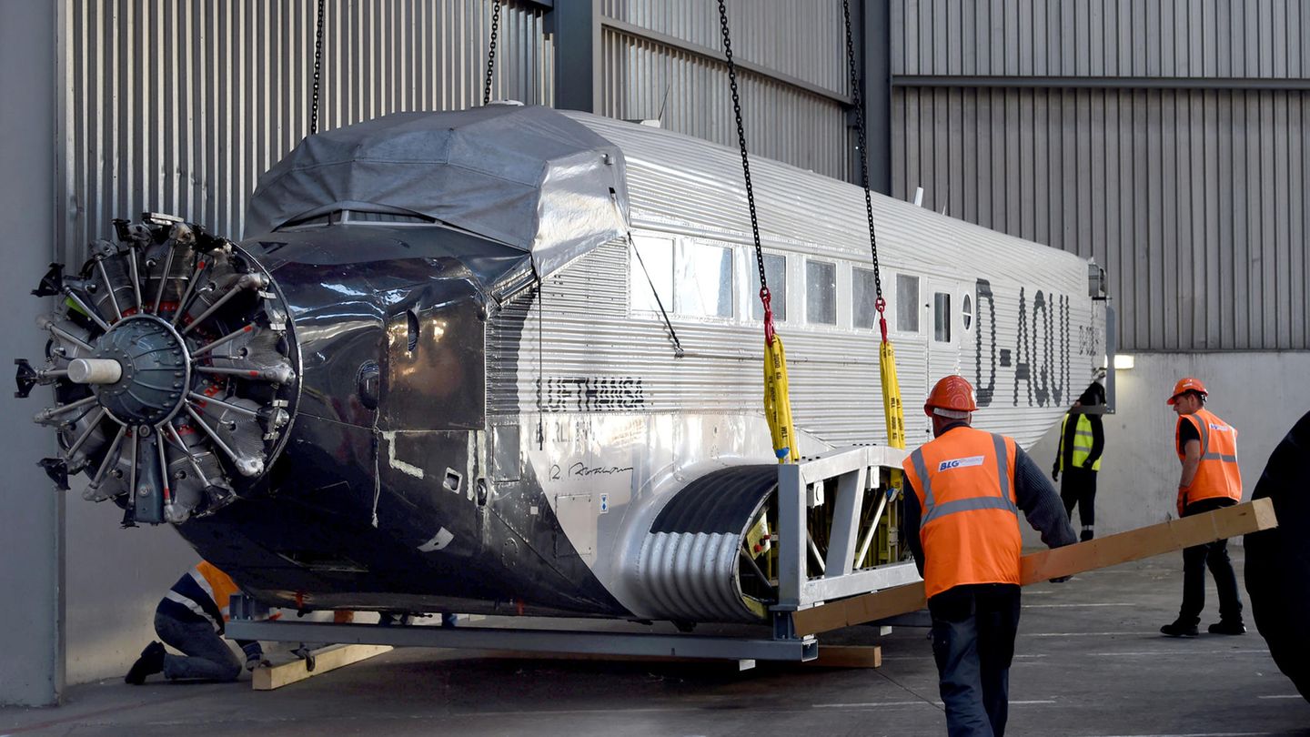 18. September: Die alte Tante geht in Rente Bremen, Deutschland. Ende einer Ära: Die Junker Ju 52, liebevoll "Tante Ju" genannt, hat ihre (voerst) letzte Reise hinter sich, wenn auch auf Tiefladern. Das Lufthansa-Traditionsflugzeug aus dem Jahr 1936 wird in der Hansestadt eingelagert, aus Sicherheitsgründen darf sie seit 2018 nicht mehr starten. Die Airline kaufte den Flieger 1984 und ließ ihn mit großem Aufwand restaurieren. Eine weitere Instandsetzung ist dem Konzern offenbar zu teuer. Die Maschine mit der Kennung D-AQUI soll in Zukunft möglicherweise ausgestellt werden.