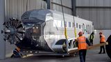Bremen, Deutschland. Ende einer Ära: Die Junker Ju 52, liebevoll "Tante Ju" genannt, hat ihre (voerst) letzte Reise hinter sich, wenn auch auf Tiefladern. Das Lufthansa-Traditionsflugzeug aus dem Jahr 1936 wird in der Hansestadt eingelagert, aus Sicherheitsgründen darf sie seit 2018 nicht mehr starten. Die Airline kaufte den Flieger 1984 und ließ ihn mit großem Aufwand restaurieren. Eine weitere Instandsetzung ist dem Konzern offenbar zu teuer. Die Maschine mit der Kennung D-AQUI soll in Zukunft möglicherweise ausgestellt werden.