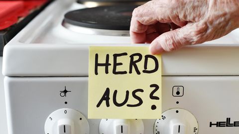 Demenz: Ein Klebezettel mit dem Schriftzug «Herd aus?» klebt an einem Herd neben den Drehknöpfen