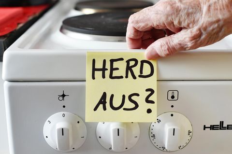Demenz: Ein Klebezettel mit dem Schriftzug «Herd aus?» klebt an einem Herd neben den Drehknöpfen