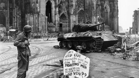 Das Wrack des deutschen Panzers.