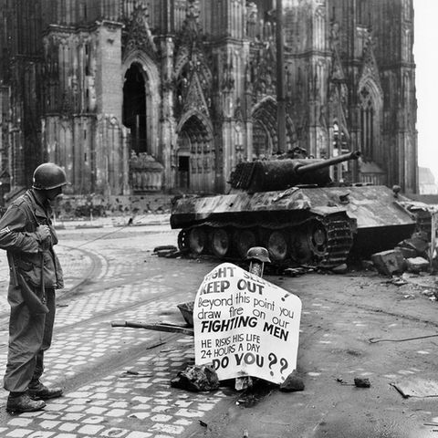 Das Wrack des deutschen Panzers.