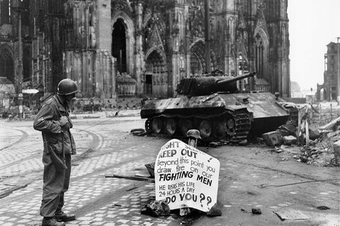 Das Wrack des deutschen Panzers.