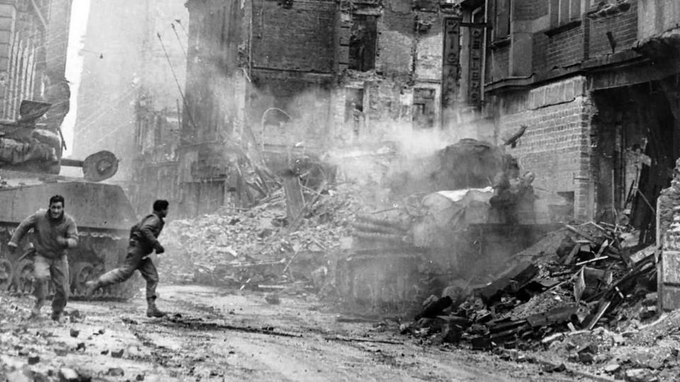 Der rechte Sherman ist getroffen. Die Besatzung des zweiten Panzers will den Verwundeten helfen.