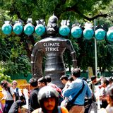 Indien, Neu-Delhi: Demonstranten versammeln sich mit einer Figur des Dämonengottes Ravana, der ein "Umweltmonster" repräsentieren soll, vor dem Ministerium für Wohnen und Stadtentwicklung