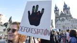 Tschechien, Prag: Eine Teilnehmerin einer Demonstration hält ein Protestschild