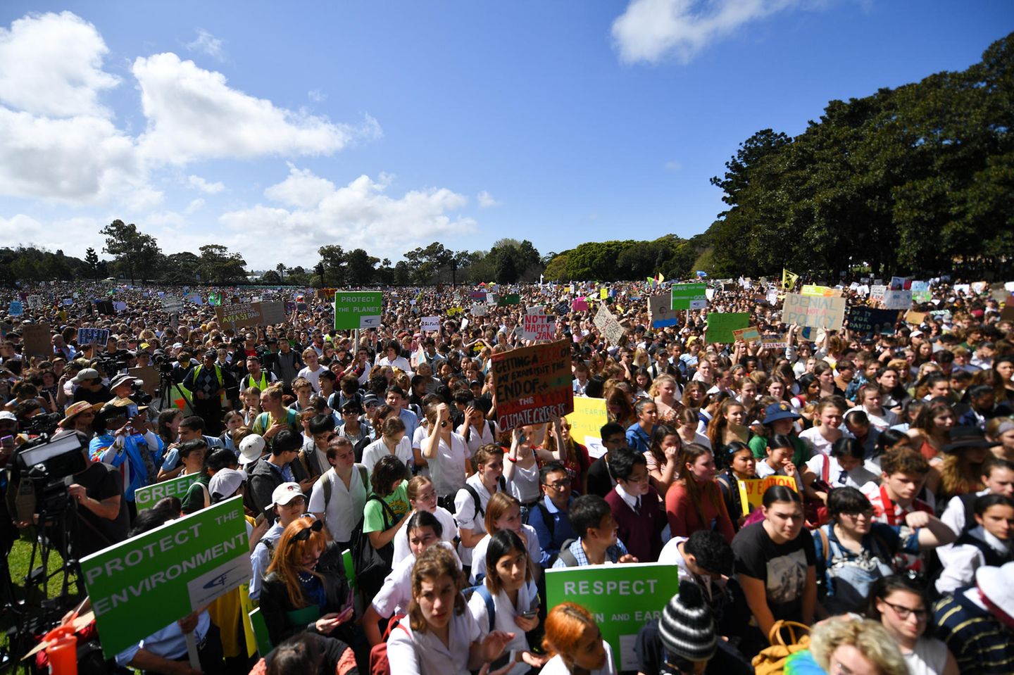 Australien, Sydney: Demonstranten halten Schilder und Plakate