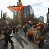 Australien, Melbourne: Teilnehmer einer Demonstration spielen Musikinstrumente