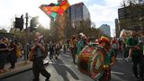 Australien, Melbourne: Teilnehmer einer Demonstration spielen Musikinstrumente