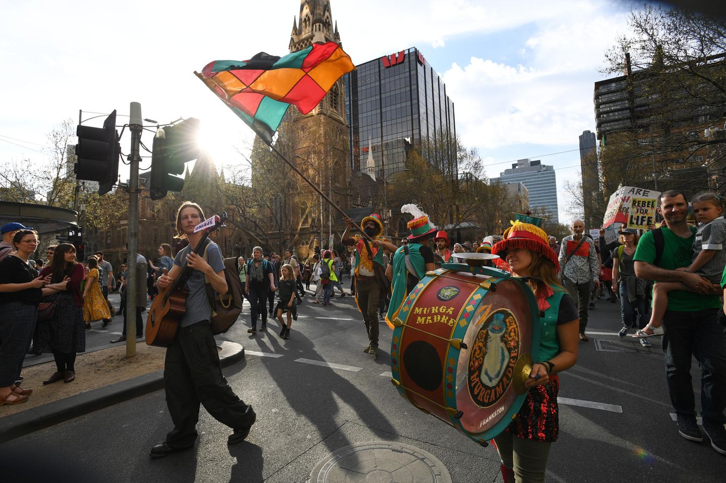 Australien, Melbourne: Teilnehmer einer Demonstration spielen Musikinstrumente
