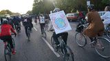 Berlin: Teilnehmer einer Fahrrad-Demonstration blockieren am Morgen den Ernst-Reuter-Platz