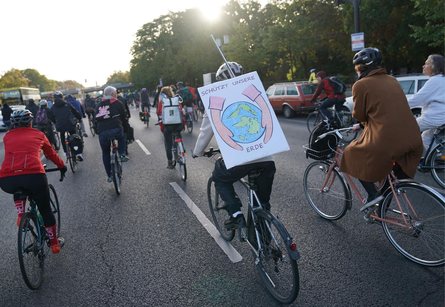 Berlin: Teilnehmer einer Fahrrad-Demonstration blockieren am Morgen den Ernst-Reuter-Platz