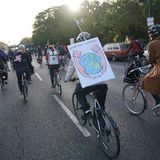 Berlin: Teilnehmer einer Fahrrad-Demonstration blockieren am Morgen den Ernst-Reuter-Platz