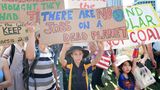 Australien, Brisbane: Junge Teilnehmer einer Demonstration halten Schilder