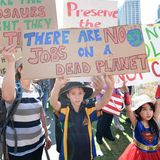 Australien, Brisbane: Junge Teilnehmer einer Demonstration halten Schilder