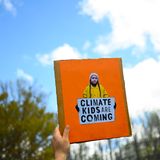 Australien, Canberra: Ein Demonstrant hält ein Schild mit einem Konterfei der schwedischen Schülerin und Klimaaktivistin Thunberg während einer Demonstration
