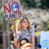 Australien, Brisbane: Ein Mädchen hält während einer Demonstration ein Schild mit der Aufschrift: "No Planet B"