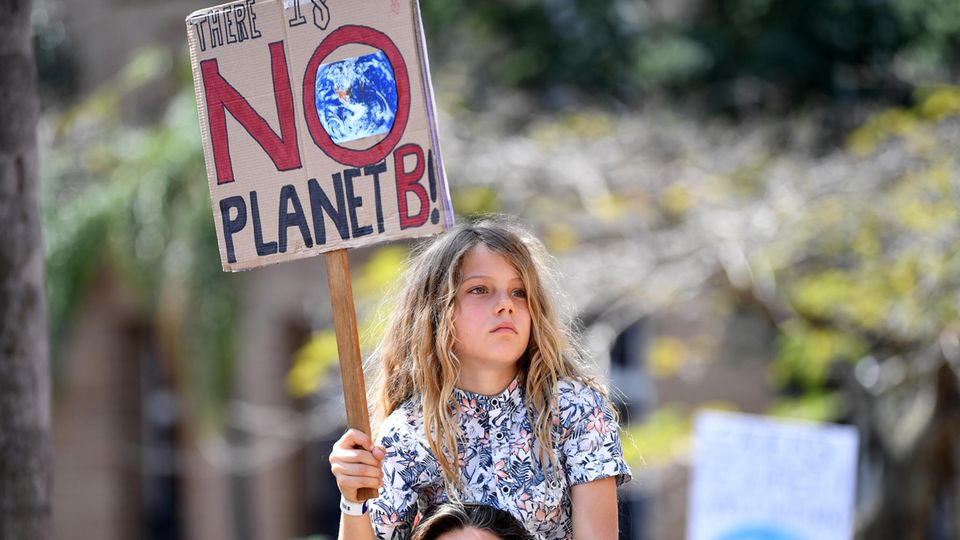Australien, Brisbane: Ein Mädchen hält während einer Demonstration ein Schild mit der Aufschrift: "No Planet B"