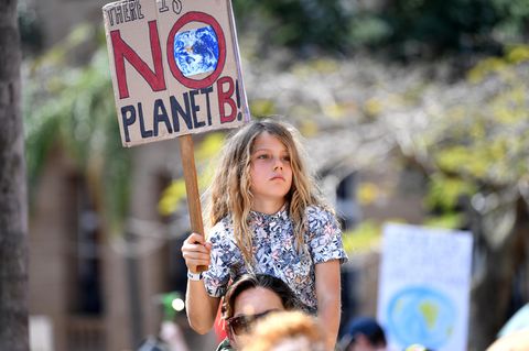 Australien, Brisbane: Ein Mädchen hält während einer Demonstration ein Schild mit der Aufschrift: "No Planet B"