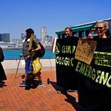 Hong Kong: Teilenehmer einer Demonstration halten ein Transparent