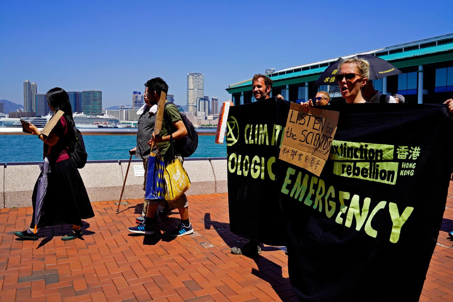 Hong Kong: Teilenehmer einer Demonstration halten ein Transparent