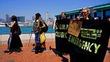 Hong Kong: Teilenehmer einer Demonstration halten ein Transparent