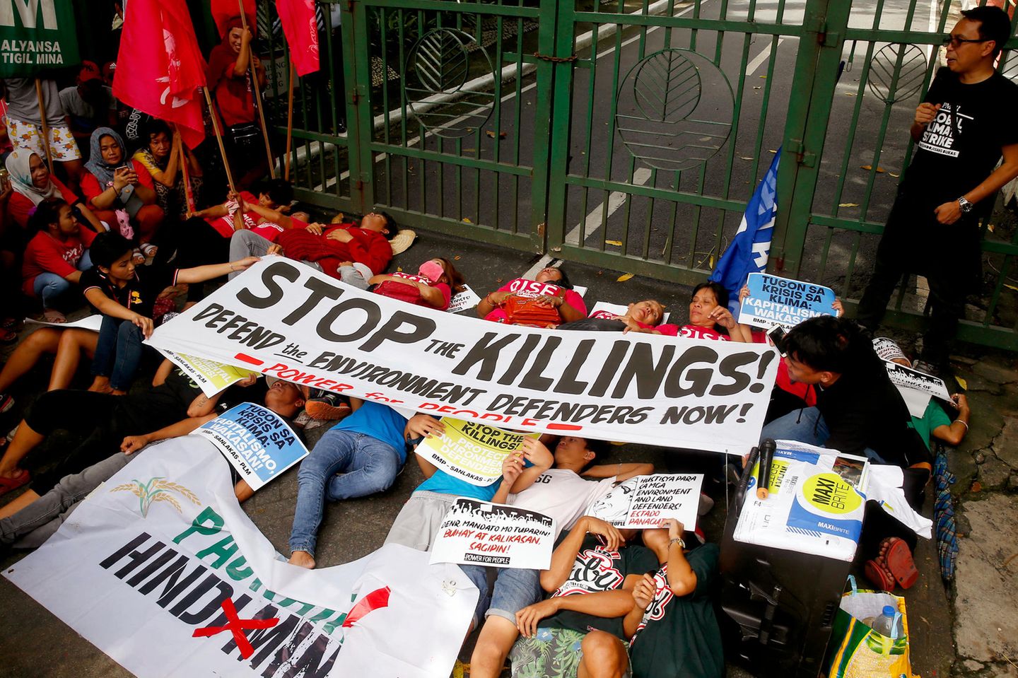 Philippinen, Quezon: Umweltaktivisten liegen während einer Demonstration vor dem Ministerium für Umwelt und natürliche Ressourcen