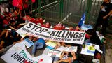 Philippinen, Quezon: Umweltaktivisten liegen während einer Demonstration vor dem Ministerium für Umwelt und natürliche Ressourcen