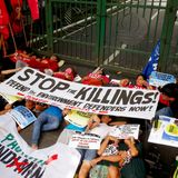 Philippinen, Quezon: Umweltaktivisten liegen während einer Demonstration vor dem Ministerium für Umwelt und natürliche Ressourcen