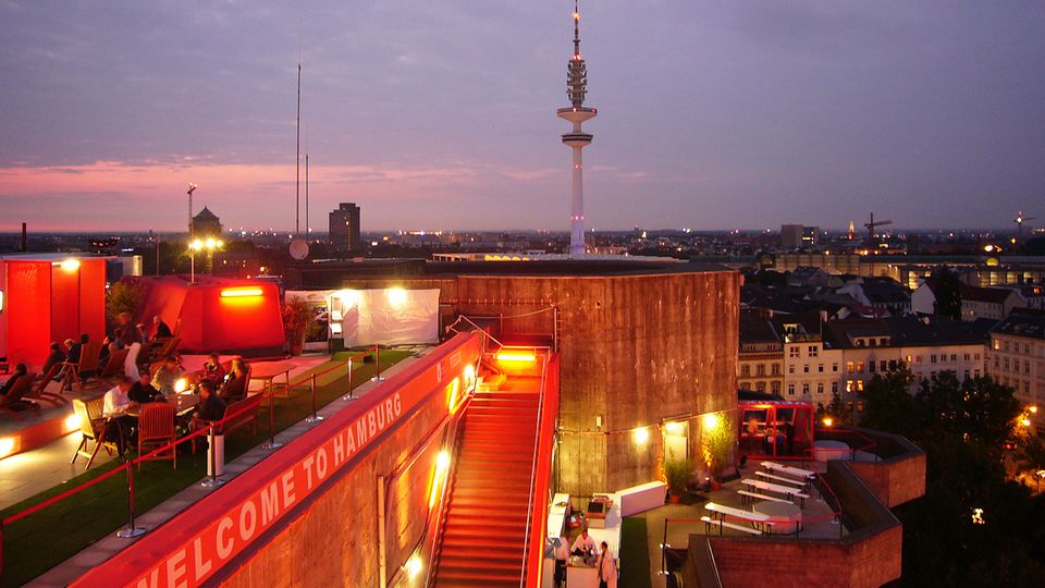 Spektakuläres Bauprojekt: Während der Fußball-WM im Sommer 2006 war eine auf dem Dach des Bunkers in Hamburger Stadtteil St. Pauli eine temporäre Bar eingerichtet. Während der Fußball-WM im Sommer 2006 war eine auf dem Dach des Bunkers in Hamburger Stadtteil St. Pauli eine temporäre Bar eingerichtet.