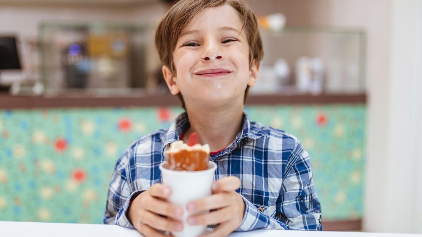 Ein milchverschmierter Junge grinst