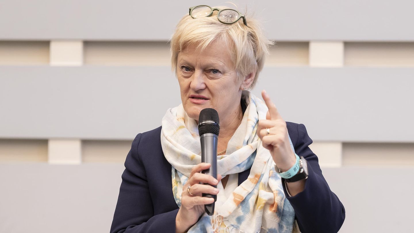 Renate Künast schimpft mit erhobenem Zeigefinger