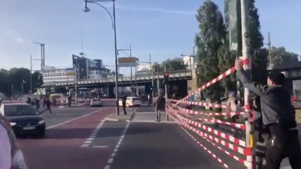 Aktivisten von "Extinction Rebellion" spannen Flatterband zwischen Ampeln in Berlin und sperren so eine Straße am Alexanderplatz Aktivisten von "Extinction Rebellion" spannen Flatterband zwischen Ampeln in Berlin und sperren so eine Straße am Alexanderplatz