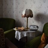 Zwei Sessel mit einem Tischchen dazwischen