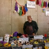 Auf einem Tisch vietet ein alter Mann waren an, die in der DDR produziert worden sind