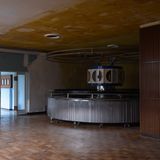 Eingangsbereich mit einem runden Tresen