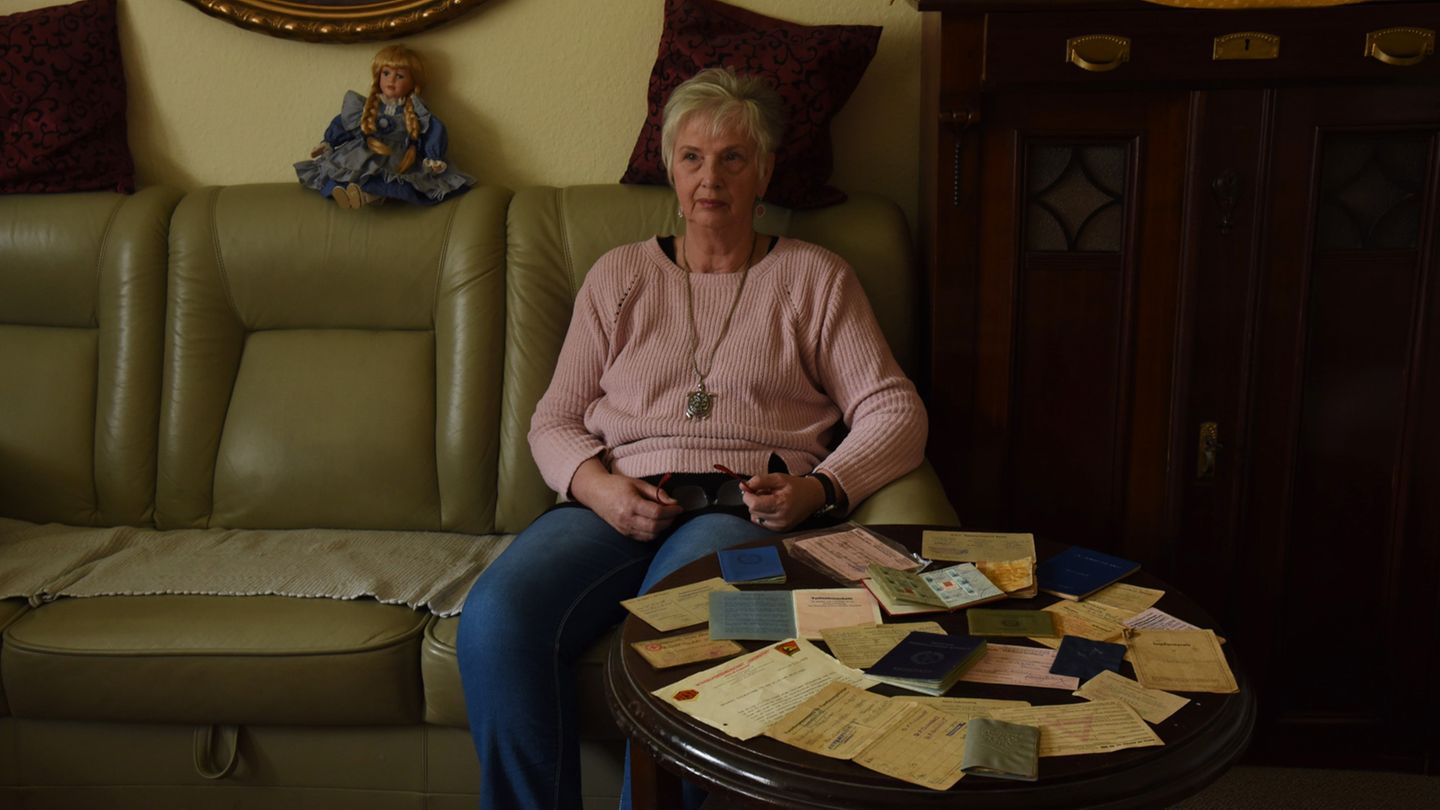 Ostalgie Eine alte Dame in ihrem Wohnzimmer