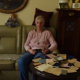 Eine alte Dame in ihrem Wohnzimmer